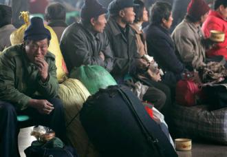 big_china_migrant_workers_wait_to_board_train