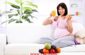 pregnant-woman-eating-oranges