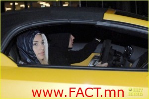 1390730571_justin-bieber-leaves-nightclub-before-dui-arrest-hops-behind-wheel-of-lambourghini-photos-04