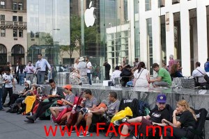 iPhone-5-waiting-in-line