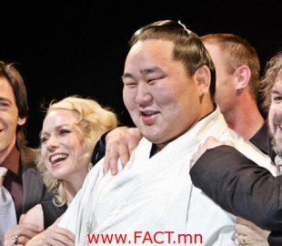 Sumo Grand Champion Asashoryu (C) smiles