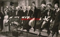 women_graduates_waving