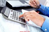 olloo_mn_1506042980_close-view-of-mans-hands-with-a-calculator-glasses-and-papers-on-a-desk